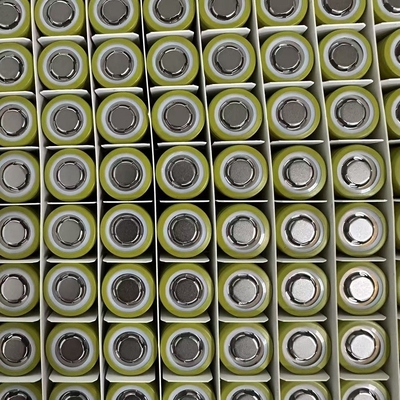 21700 pilhas de iões de lítio, capacidade de 5000 mAh, taxa de descarga 3C 15A.